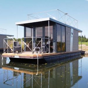 Eco-Hausboot on the Lake Not pet Friendly